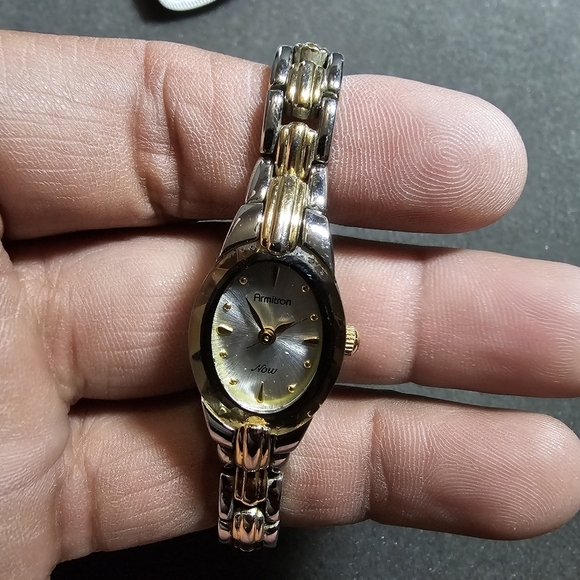 Armitron Now Ladies Quartz Watch Oval Shaped Silver Gold Tone Working 75/3313TT - Picture 7 of 10